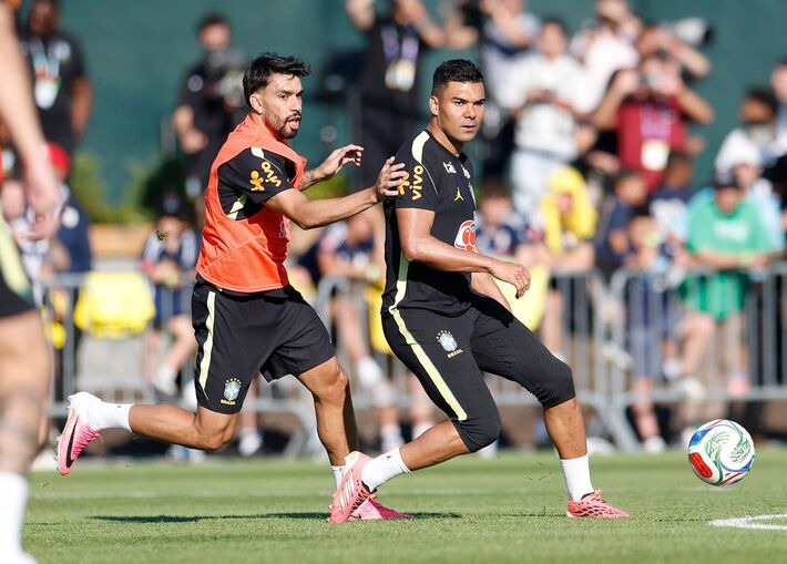 Lucas Paquetá e Casemiro durante treino da Seleção Brasileira em Nova Jersey Créditos: Rafael Ribeiro/CBF