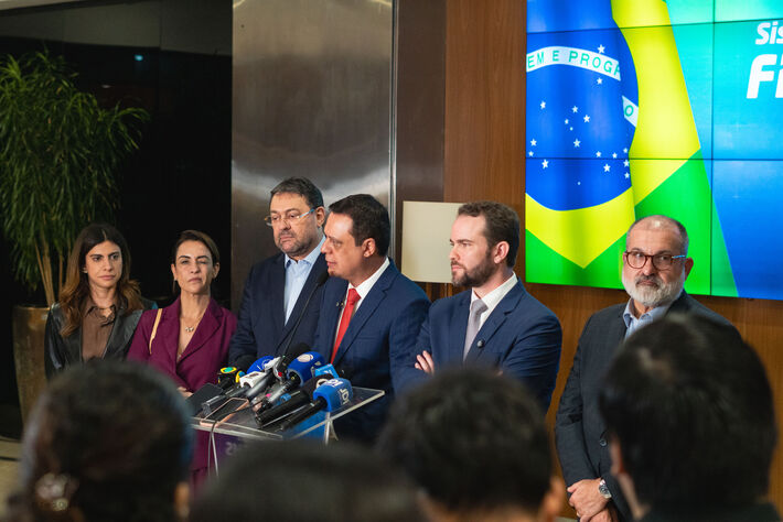 (30.jul.26) - Camila Jara (esq. da foto) denuncia que sofre um episódio de machismo por parte da FIEMS de Sérgio Longen em Campo Grande (MS)