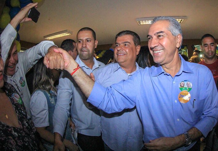 Reinaldo Azambuja puxa adversário de fora e sentencia candidatura de Nelsinho à morte. 