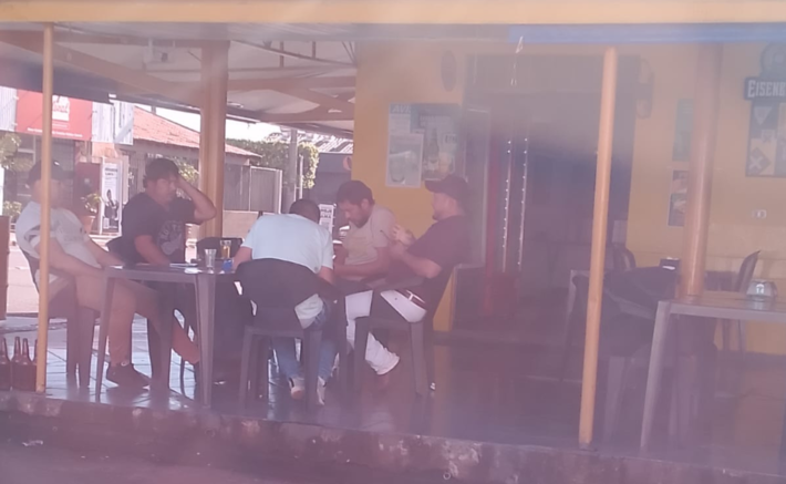 Lote de indígenas que invadiu o DSEI teria passado a noite bebendo em bar nos arredores.