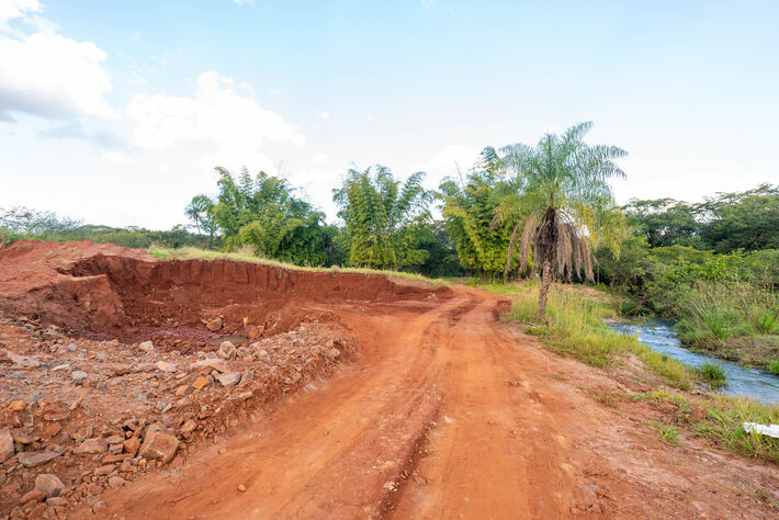 Margens do Ribeirão das Botas e do Córrego Água Limpa são escavadas no Assentamento Estrela. Foto: Tero Queiroz