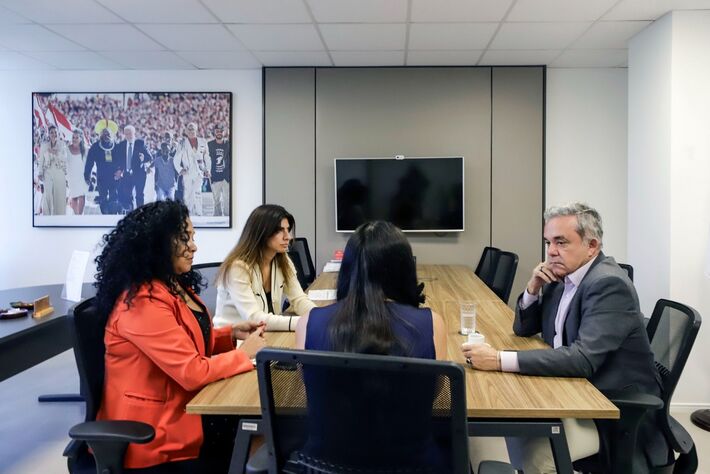 Deputados federais Vander Loubet e Camila Jara levaram a demanda à secretária de Saúde Indígena, Lucinha Tremembé, que determinou a permanência de Lindomar Terena no comando do DSEI-MS. Foto: Divulgação