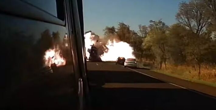 Vídeo mostra momento em que veículos colidiram em Bandeirantes. Foto: Vídeo da carreta na via