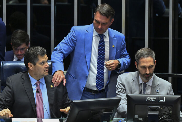 Medida de Davi Alcolumbre (presidente do Senado) beneficia o clã Bolsonaro agora liderado por Flávio. Foto: Ton Molina/Agência Senado
