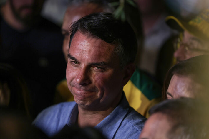Brasília (DF), 04/10/2026 - Flávio Bolsonaro (PL) fala com jornalistas após a vitória no primeiro turno das eleições de 2026 sobre seu oponente, Luiz Inácio Lula da Silva (PT). Foto: Joédson Alves/Agência Brasil