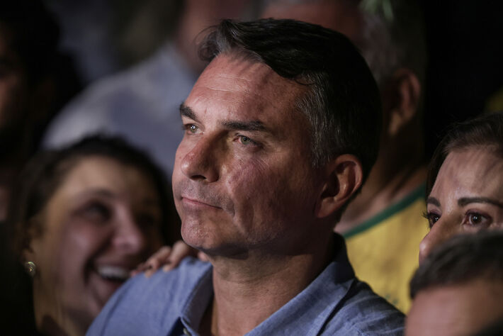 Brasília (DF), 04/10/2026 - Flávio Bolsonaro (PL) fala com jornalistas após a vitória no primeiro turno das eleições de 2026 sobre seu oponente, Luiz Inácio Lula da Silva (PT). Foto: Joédson Alves/Agência Brasil