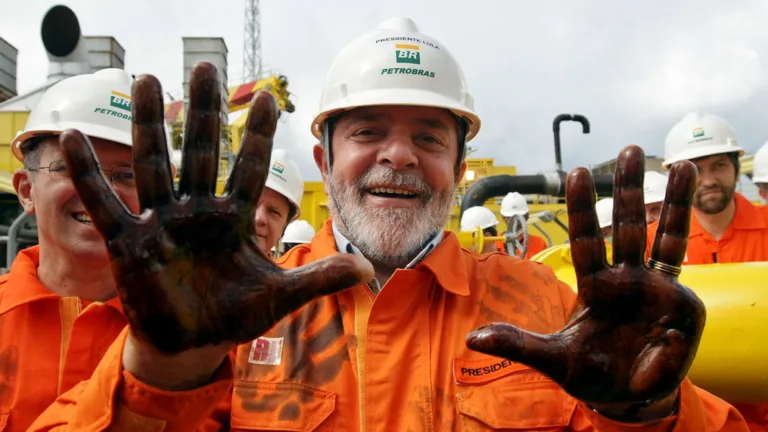 Há 20 anos, Lula anunciava autossuficiência do Brasil na produção de petróleo.