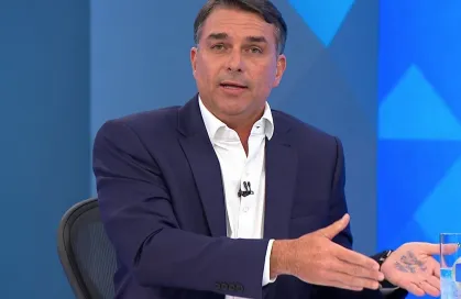 Flávio Bolsonaro mente descaradamente na TV Globo.