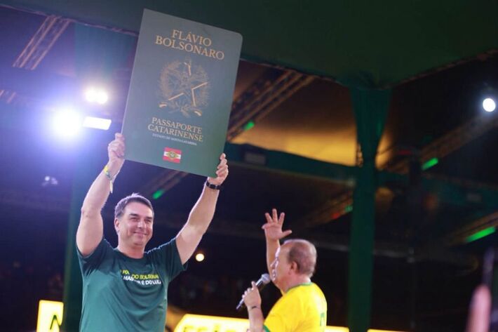Flávio Bolsonaro recebe o 'passaporte' de Santa Catarina. Foto: David Walter