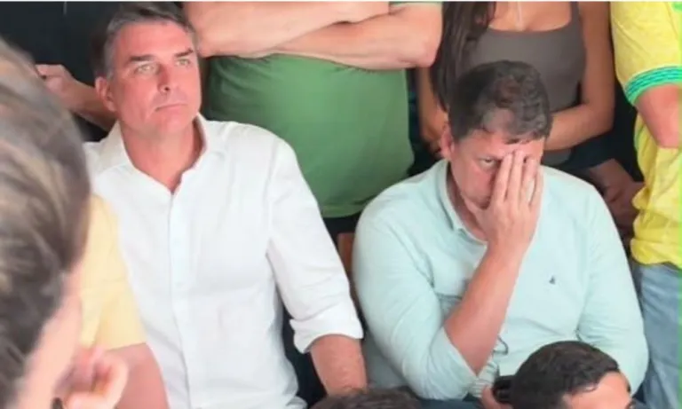 Flávio Bolsonaro ao lado do também bolsonarista radical Tarcísio Gomes de Freitas (Republicanos). Foto: Reprodução
