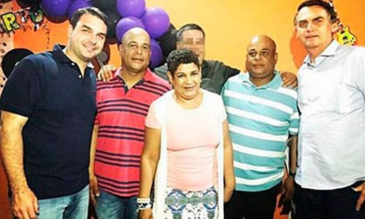 No Instagram, Flávio e Jair Bolsonaro, ao lado dos irmãos Valdenice, Alex e Alan Foto: Reprodução/Instagram