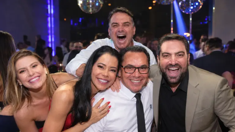 Lively Nightclub Group Celebration -Flávio Bolsonaro e, à direita, Willer Tomaz, em uma foto encontrada pela PF no iCloud do advogado - Crédito: Reprodução