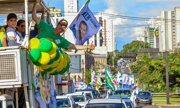Riedel encerrou campanha em carreata com milhares em Campo Grande. Foto: Reprodução