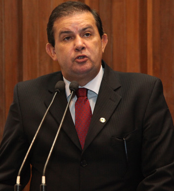  Deputado estadual Eduardo Rocha (PMDB), disse que seu partido não pretende fazer parte do primeiro escalão do governo Azambuja