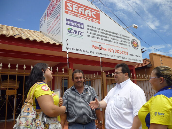  Estevão Rocha, presidente da Seaac/MS conversa com trabalhadores<br />Foto: Seaac
