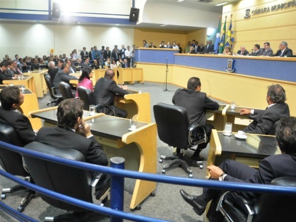 
<p style="text-align: justify;">Os vereadores da Câmara Municipal de Campo Grande votam três projetos e um Ofício do Executivo na sessão ordinária desta quarta-feira.</p>
<p style="text-align: justify;">Em segunda discussão e votação serão votadas duas