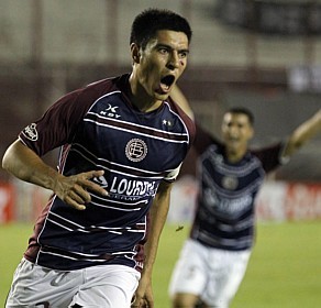  Goltz comemora gol da vitória sobre o Libertad<br />Foto: Enrique Marcarian/Reuters