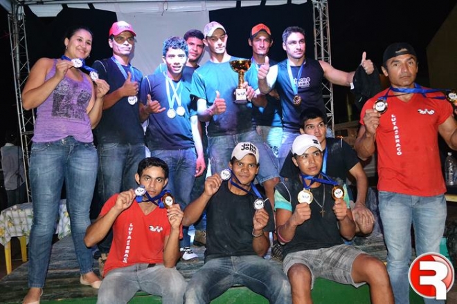  Luta de Braço atrai 40 competidores e agita feira livre de Sidrolândia.