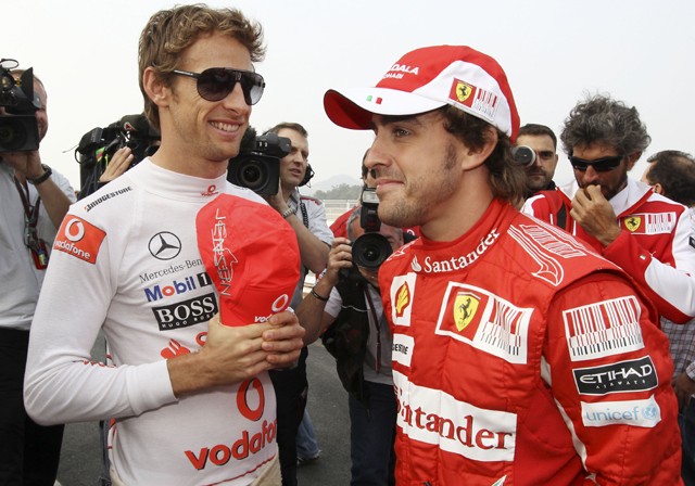  Jenson Button e Fernando Alonso: 13 centímetros de diferença entre os dois<br />Foto: AP Photo/Mark Baker