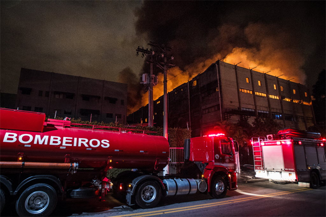  Incêndio de grande proporção atinge fábrica de decoração natalina em Taboão da Serra (Grande SP)<br />Foto: Avener Prado/Folhapress