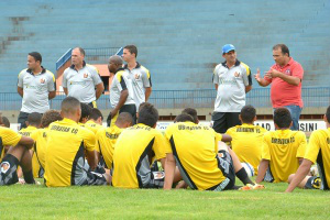  Presidente Joaquim Soares conversa com jogadores por mais de 30 minutos na tarde ontem<br />Foto: Exportiva do MS