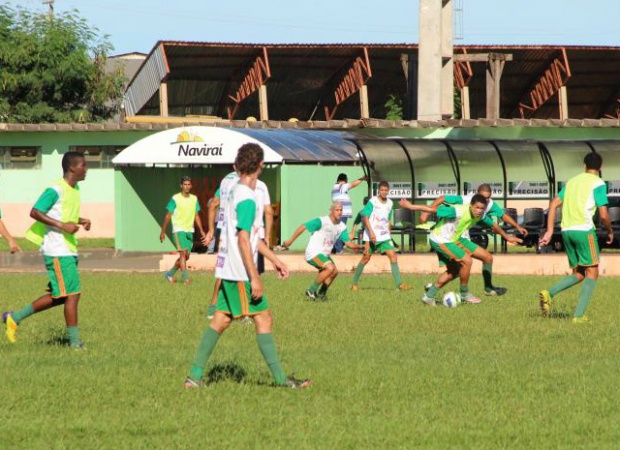  Jogadores do Naviraiense realizam treino tático no estádio Virotão<br />Foto: Gazeta MS