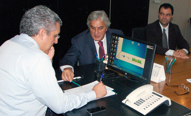  Senador Delcídio do Amaral em reunião com ministro da saúde Alexandre Padilha.