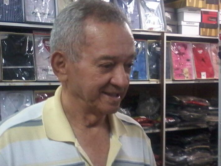  O senhor José Paulino, 70, tem uma loja de confecções desde 1979.<br />Foto: Klemerson Rocha
