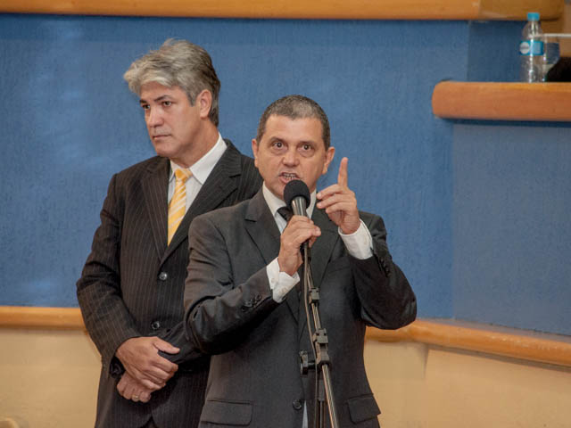  Vereador João Rocha (PSDB) fazendo pronunciamento e vereador Alex do PT ao fundo<br />Foto: Marcelo Calazans