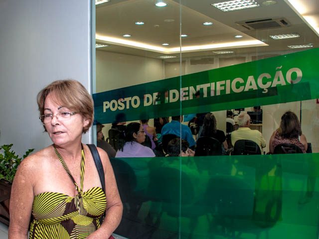  Maria da Penha garante que falta treinamento para a equipe responsável pela emissão do RG (Foto: Marcelo Calazans)