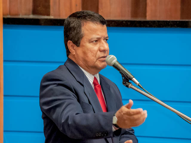  O deputado Amarildo Cruz (PT) afirma que o PMDB está desesperado e que alguns membros não confiam na candidatura de Nelsinho para o governo do Estado (Foto: Marcelo Calazans)