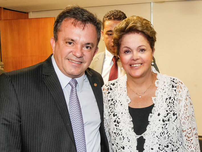  Deputado Vander ao lado da presidenta Dilma após a assinatura do contrato<br />Foto: Divulgação