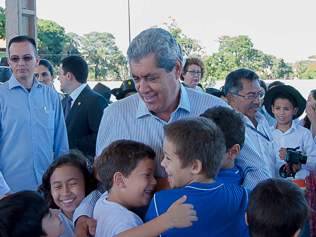  Governador André Puccinelli (PMDB) recebe abraços dos alunos da escola estadual Henrique Ciryllo Correa durante inauguração da quadra da escola<br />Foto: Marcelo Calazans