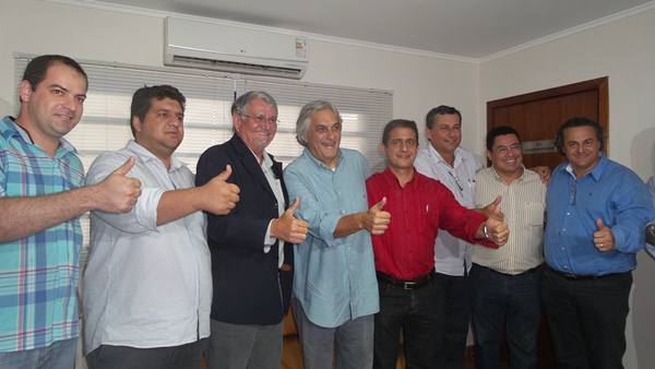  Delcídio e Zeca junto com prefeitos e vices prefeitos tucanos e com membros do DEM que declararam apoio à pré-candidatura de Delcídio.<br />Foto: Heloísa Lazarini
