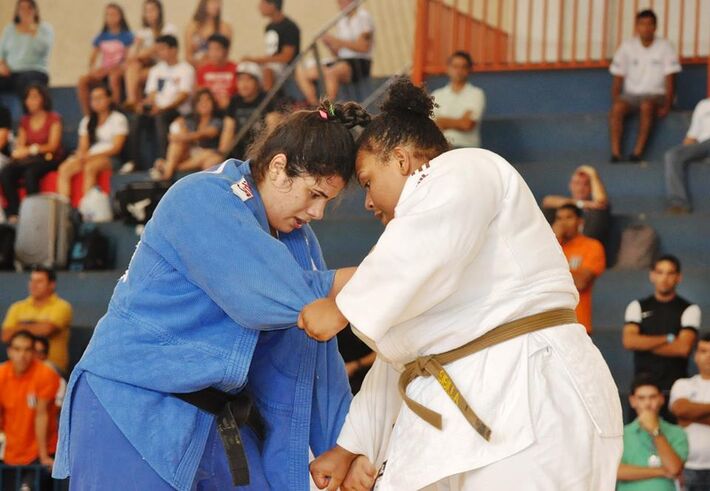  Camila Gebara (de azul) na luta que garantiu a medalha de ouro<br />Foto: Divulgação