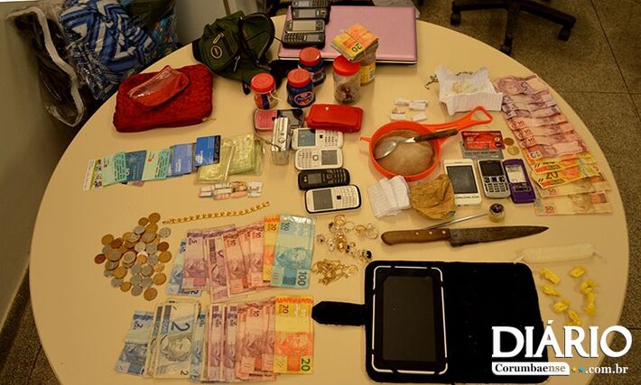  Droga, dinheiro, documentos e eletrônicos apreendidos nos pontos de venda de drogas<br />Foto: Diário Corumbaense