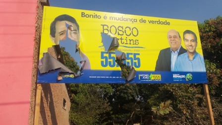 

Localizado no centro da cidade,  na rua Luis da Costa Leite 1573, o comitê teve a fachada depredada e quatro painéis foram danificados além de um outdoor.

Os painéis   traziam a imagem  de Bosco, do candidato a governador Reinaldo Azambuja (PSDB) e
