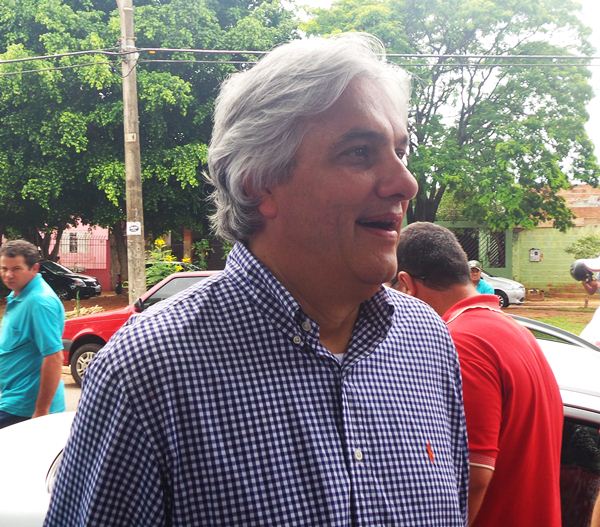  Candidato ao governo do Estado, Delcídio do Amaral, em visita ao bairro Moreninhas II, na manhã de hoje<br />Foto: Tayná Biazus