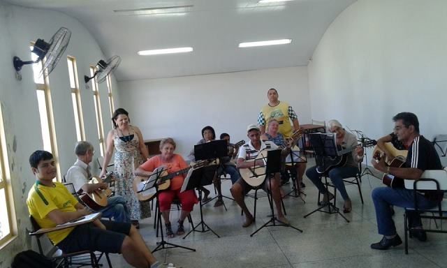  Secretária Zoraide observando idosos do Conviver na aula de violão - Foto: Divulgação