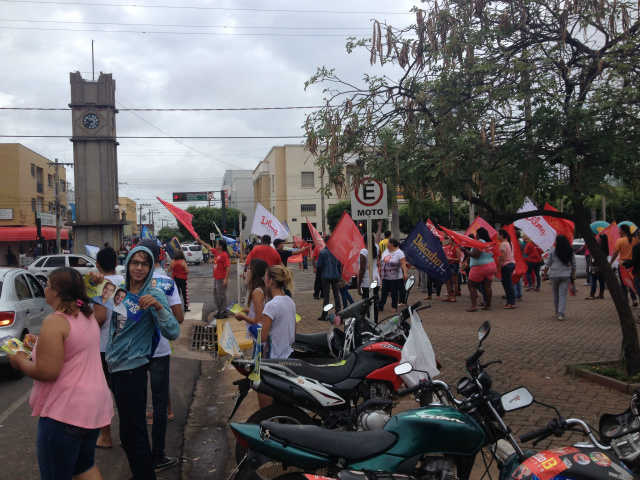  As militâncias das duas coligações saem às ruas da cidade com em defesa do seu candidato<br />Foto: Thairine Bernachi