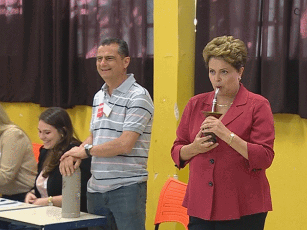  Dilma Rousseff tomou chimarrão da cuia de mesário antes de votar em zona eleitoral de Porto Alegre<br />Foto: Reprodução/RBS TV