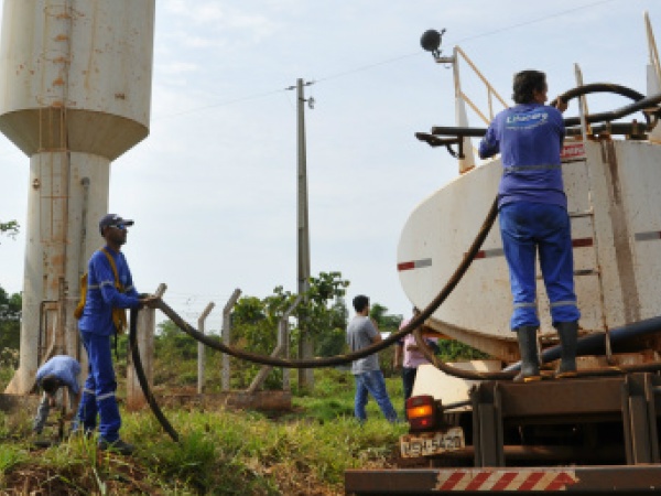  Prefeitura começou a abastecer cisternas da aldeia quando a obrigação é da Sesai<br />Foto: Hedio Fazan