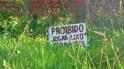  Mesmo com placa, os moradores não respeitam e jogam entulhos nos terrenos<br />Foto: Dany Nascimento