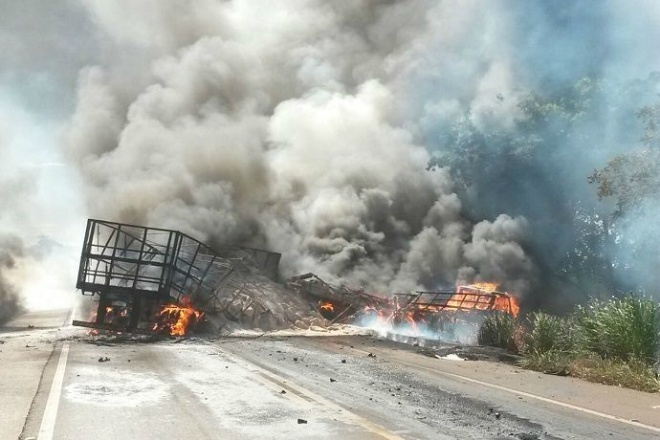  Acidente ocorreu na tarde desta segunda-feira na BR-267, na altura do km 194, na região de Nova Alvorada do Sul.<br />Foto : Jornal da Nova