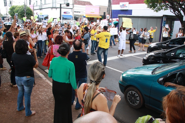  Professores realizam manifestação no centro de Campo Grande e solicitam o cumprimento da lei que prevê um aumento de 8,46%<br />Foto: Divulgação