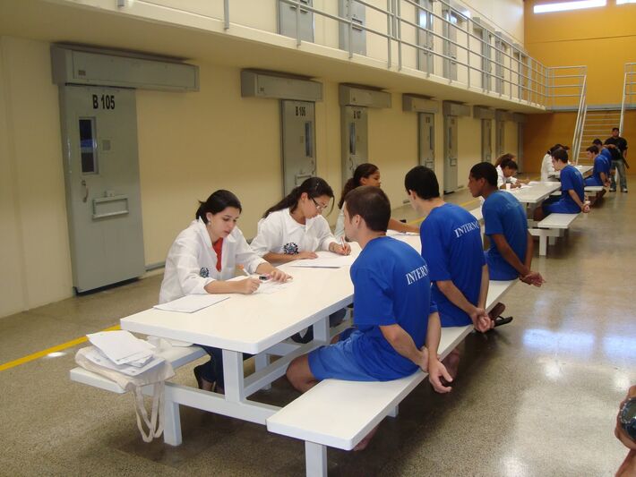  Equipes de saúde fazendo atendimento aos detentos no Espírito Santo<br />Foto: Divulgação