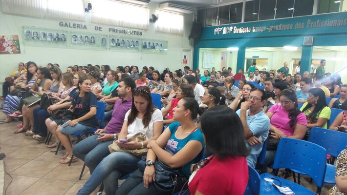  Professores aguardam na ACP<br />Foto: Dany Nascimento