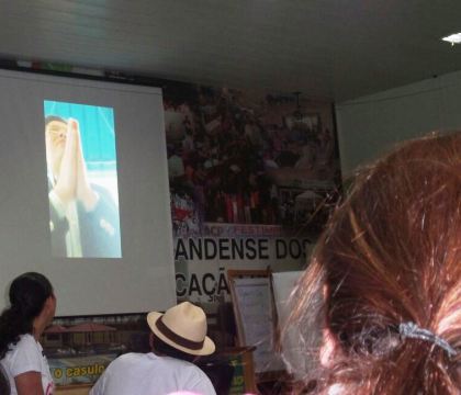  Professores assistem vídeo em que Olarte é flagrado acusando categoria de armação política<br />Foto: Tayná Biazus