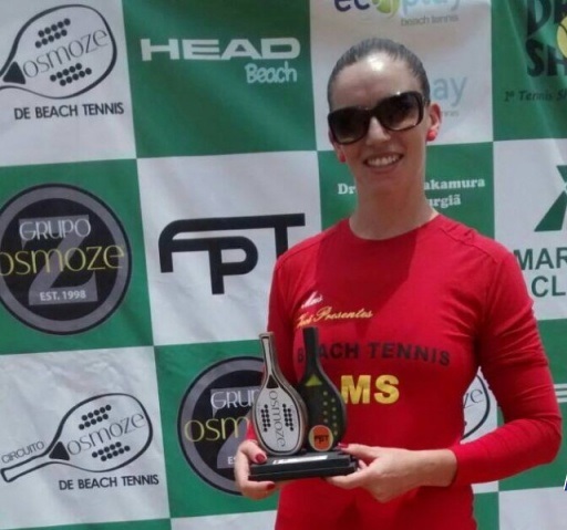  A atleta Luzélia Costa com um dos troféus conquistados na competição<br />Foto: Reprodução/Facebook