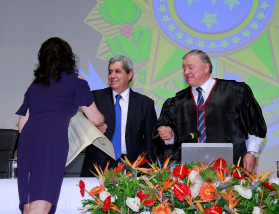 Simone recebe seu diploma das mãos do governador André Puccinelli (PMDB) que se emocionou com homenagem da sua "filha política"<br />Foto: Wanderson Lara